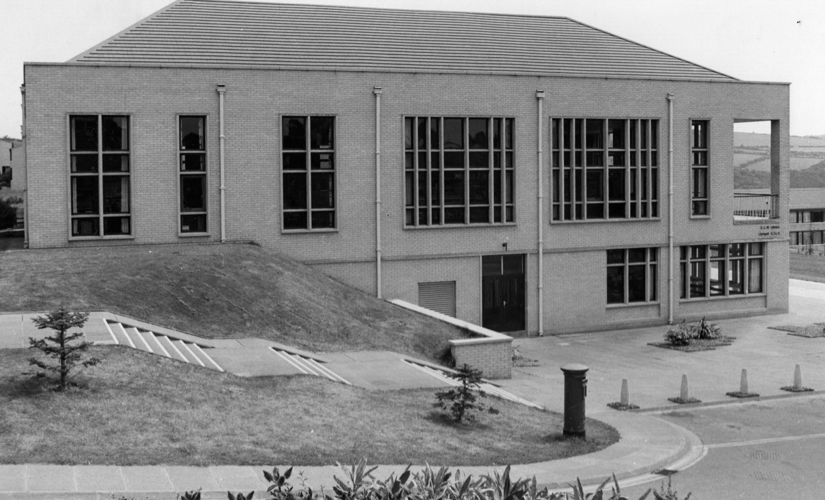 Exterior side view of Thomas Parry Library, greyscale